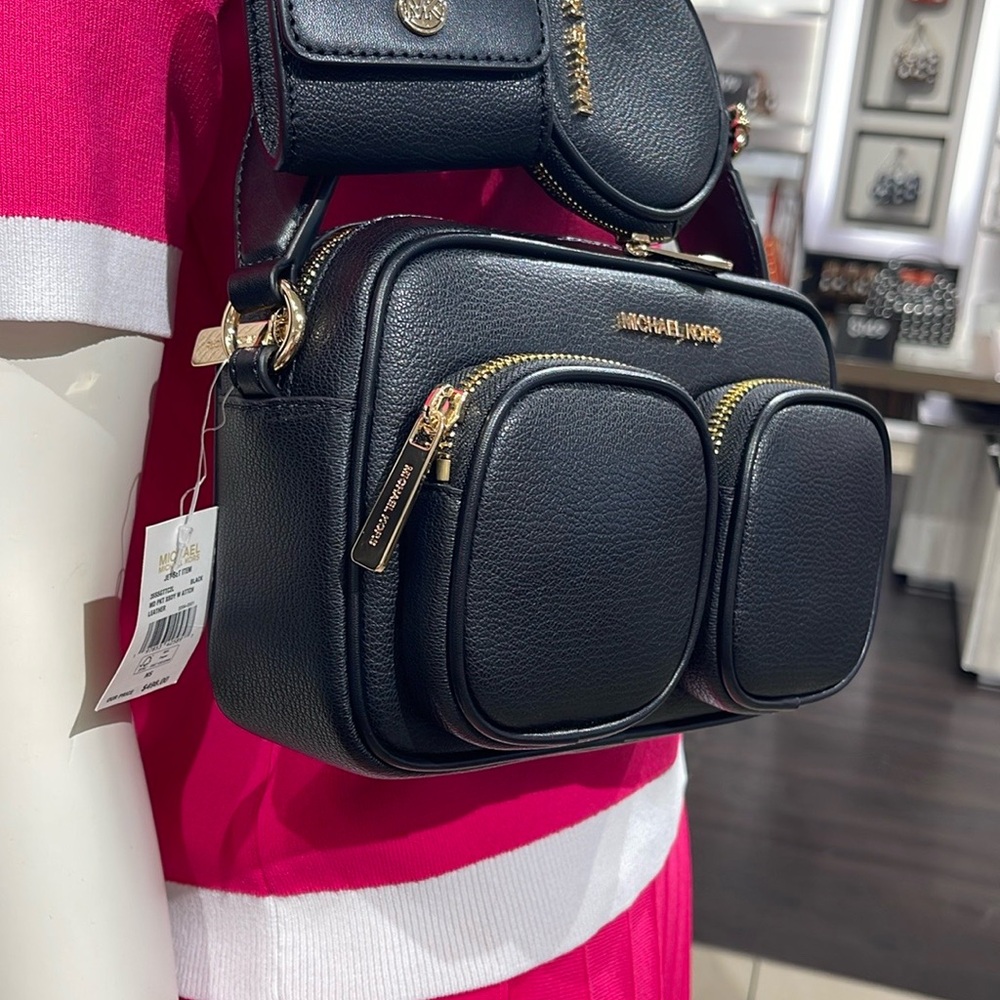 Michael Kors Jet Set Md Leather Crossbody Bag with Case Apple Airpods Pro®
Black - Picture 15 of 16